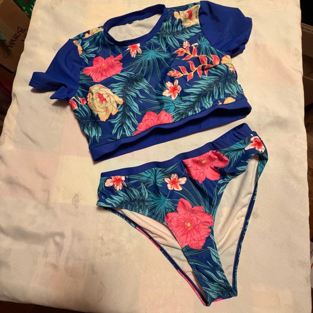 Ladies' Blue Floral Two-Piece Swim Set - Short Sleeve Crop Top & Bikini‎ Bottoms